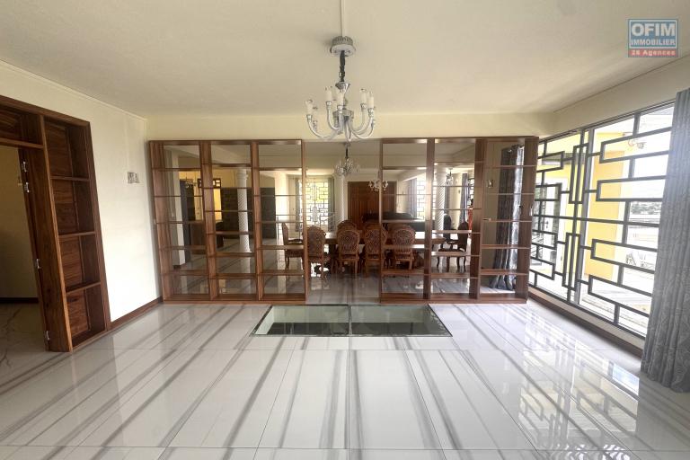 Quatre Bornes for rent is a huge, recently built villa with a breathtaking view, four bedrooms, an indoor pool and a garage.
