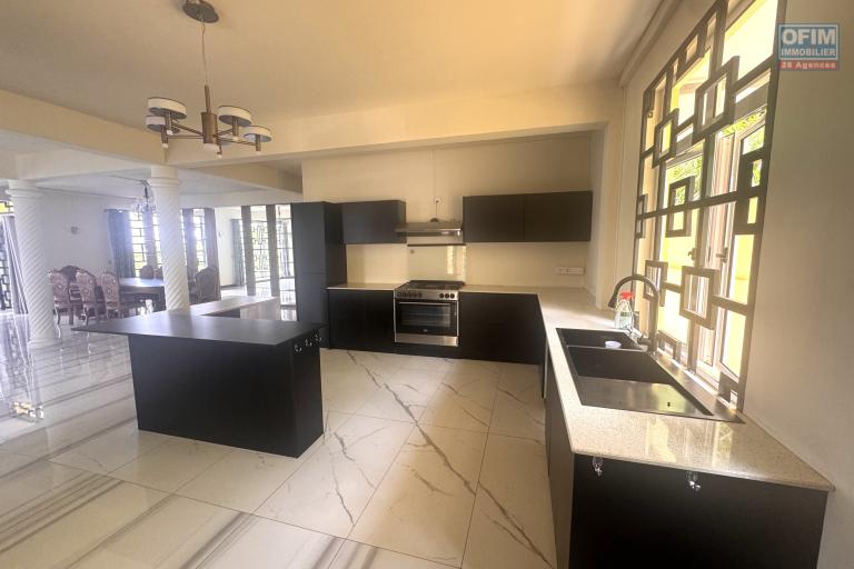 Quatre Bornes for rent is a huge, recently built villa with a breathtaking view, four bedrooms, an indoor pool and a garage.