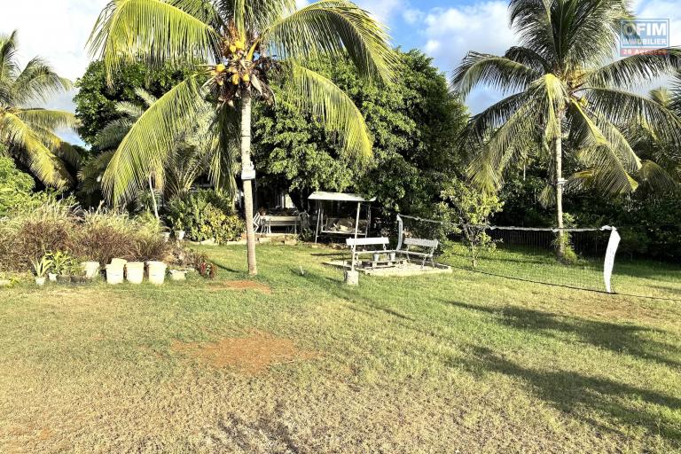 EXCLUSIVE &ndash; FLIC EN FLAC &ndash; RARE FIND BY THE SEA