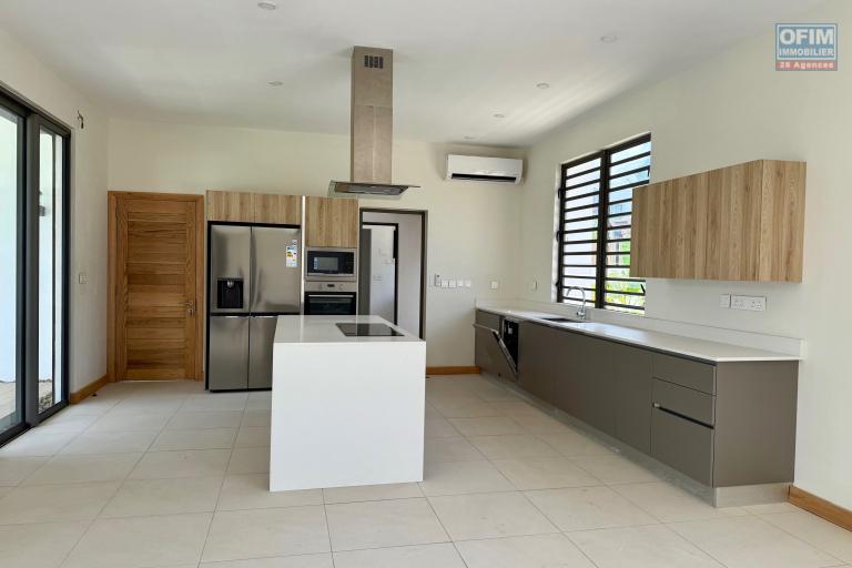 Villa F4 avec piscine Vivez dans le luxe et le confort proche centre commercial de la Croisette de Grand Baie dans un lotissement priv&eacute; Bois Chandelle.