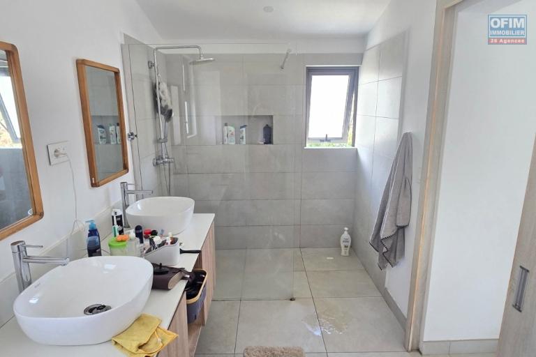 Tamarin &ndash; &Agrave; louer : Superbe villa contemporaine 4 chambres avec piscine, proche de tout