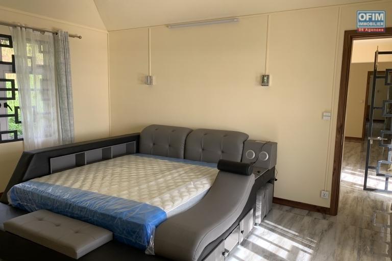 Quatre Bornes à vendre récente est immense Villa avec une vue époustouflante et qui possède quatre chambres, une piscine couverte et un garage.