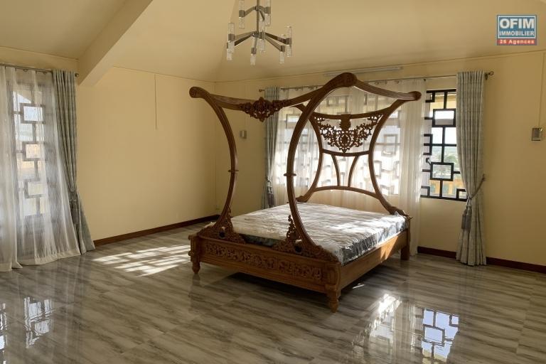 Quatre Bornes à vendre récente est immense Villa avec une vue époustouflante et qui possède quatre chambres, une piscine couverte et un garage.