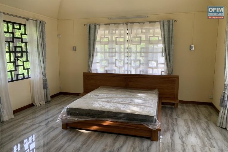 Quatre Bornes à vendre récente est immense Villa avec une vue époustouflante et qui possède quatre chambres, une piscine couverte et un garage.