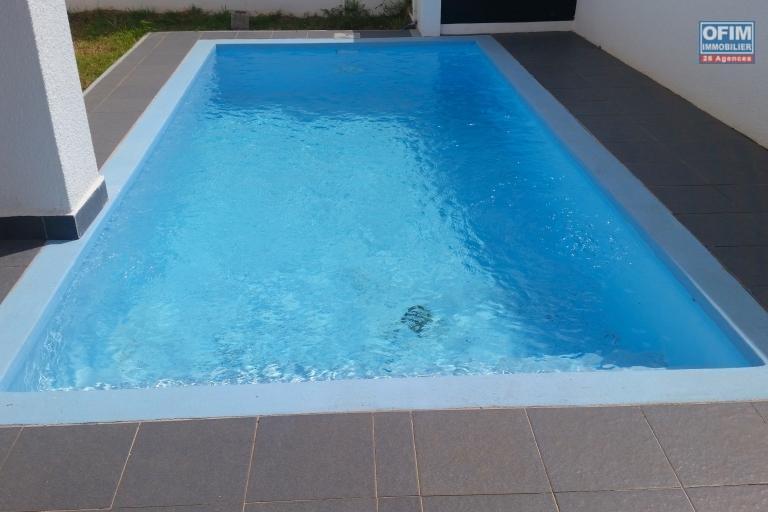 Superbe villa neuve de 3 chambres avec piscine priv&eacute;e &agrave; louer en long terme &agrave; Flic en Flac, situ&eacute;e dans un quartier calme et r&eacute;sidentiel, id&eacute;ale pour une famille