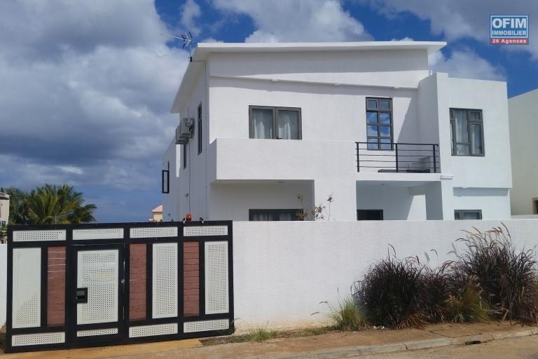 Superbe villa neuve de 3 chambres avec piscine priv&eacute;e &agrave; louer en long terme &agrave; Flic en Flac, situ&eacute;e dans un quartier calme et r&eacute;sidentiel, id&eacute;ale pour une famille