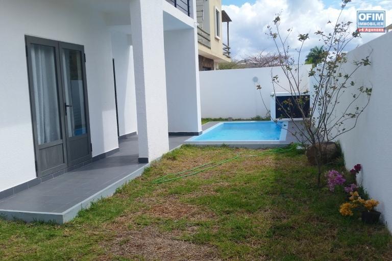 Superbe villa neuve de 3 chambres avec piscine priv&eacute;e &agrave; louer en long terme &agrave; Flic en Flac, situ&eacute;e dans un quartier calme et r&eacute;sidentiel, id&eacute;ale pour une famille