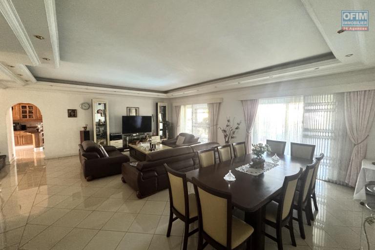ALBION &ndash; &Agrave; VENDRE &ndash; Spacieuse villa familiale avec appartement ind&eacute;pendant, piscine et garage