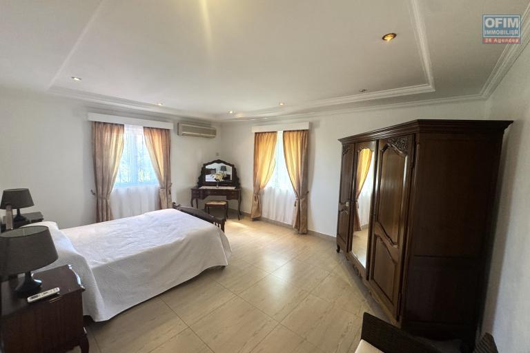 ALBION &ndash; &Agrave; VENDRE &ndash; Spacieuse villa familiale avec appartement ind&eacute;pendant, piscine et garage