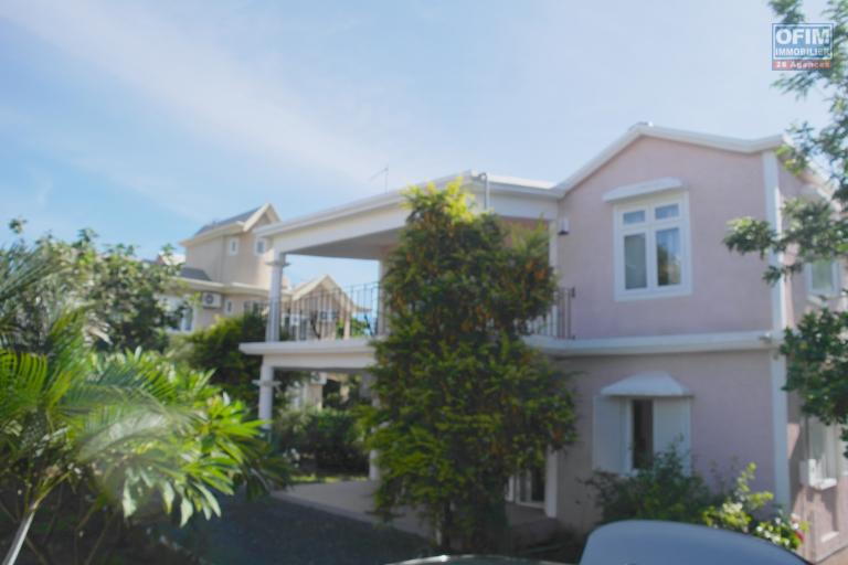 Flic en Flac, &Icirc;le Maurice &ndash; &Agrave; vendre agr&eacute;able villa de 4 chambres situ&eacute;e dans un quartier calme et r&eacute;sidentiel, &agrave; seulement 2 minutes de la plage et des commerces.