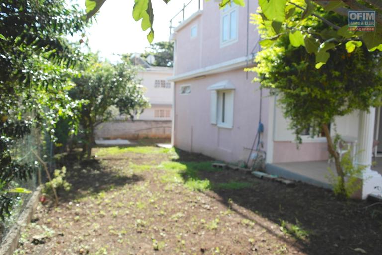 Flic en Flac, &Icirc;le Maurice &ndash; &Agrave; vendre agr&eacute;able villa de 4 chambres situ&eacute;e dans un quartier calme et r&eacute;sidentiel, &agrave; seulement 2 minutes de la plage et des commerces.