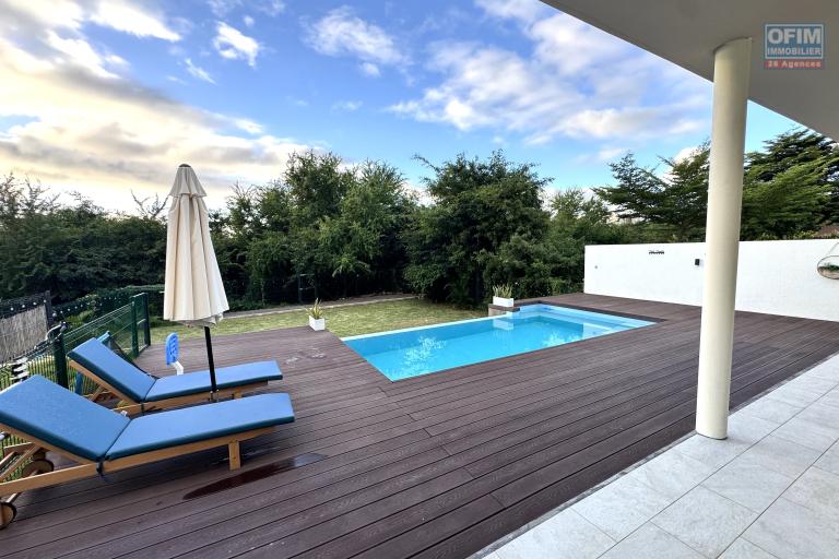  Flic en Flac Ile Maurice &agrave; vendre magnifique villa contemporaine r&eacute;cente avec piscine et vue nature