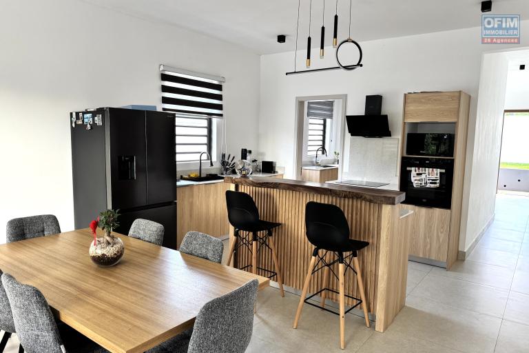  Flic en Flac Ile Maurice &agrave; vendre magnifique villa contemporaine r&eacute;cente avec piscine et vue nature