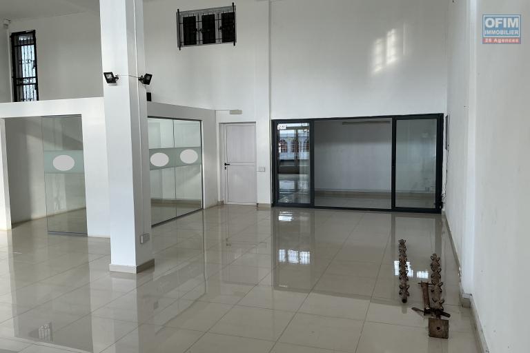 LOCAL COMMERCIAL &Agrave; LOUER &ndash; GRAND BAIE &ndash; 121 M&sup2;