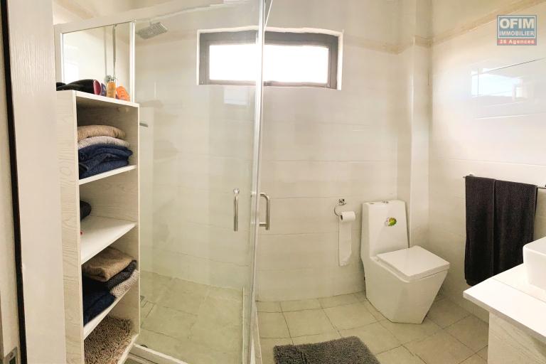 &Agrave; vendre appartement 3 chambres au dernier &eacute;tage avec jacuzzi et vue d&eacute;gag&eacute;e Flic en Flac ile Maurice vue imprenable &bull; ascenseur &bull; &agrave; quelques pas de la plage