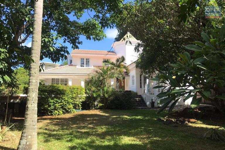 MELVILLE - Villa d'exception &agrave; louer 4 chambres a coucher. &ndash; Un havre de paix &agrave; deux pas de la plage