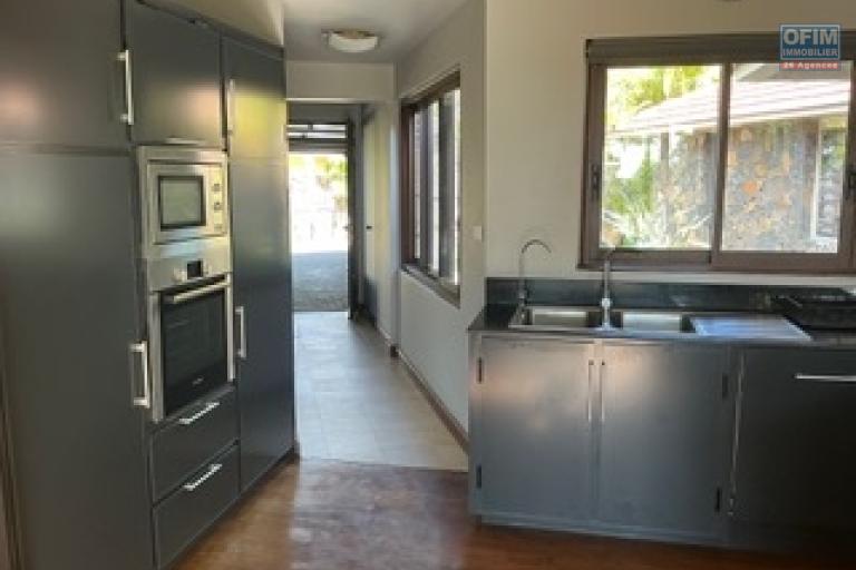 A louer - Villa d'exception de plain-pied &ndash; &Eacute;l&eacute;gance balinaise, vue mer et prestations haut de gamme.