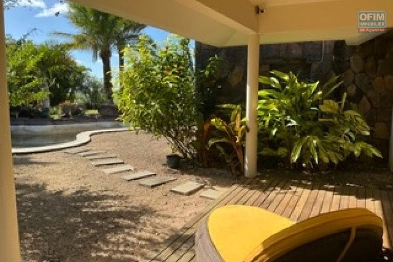 A louer - Villa d'exception de plain-pied &ndash; &Eacute;l&eacute;gance balinaise, vue mer et prestations haut de gamme.