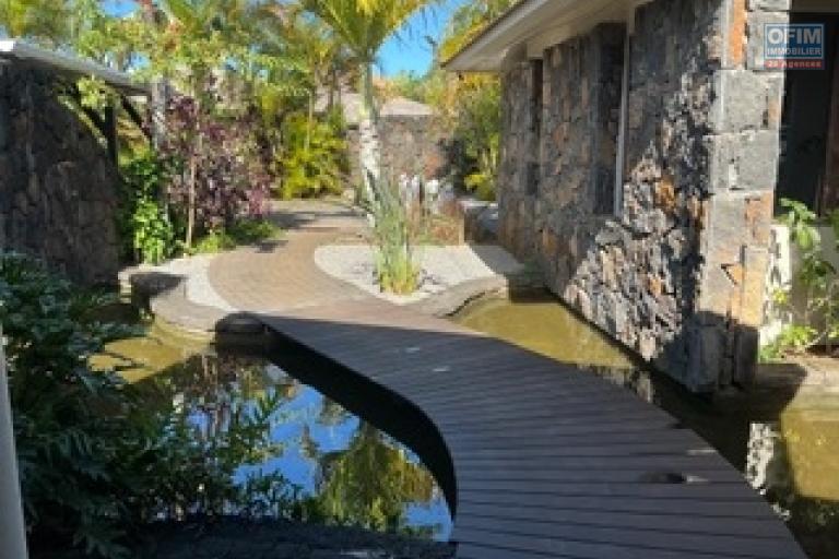 A louer - Villa d'exception de plain-pied &ndash; &Eacute;l&eacute;gance balinaise, vue mer et prestations haut de gamme.