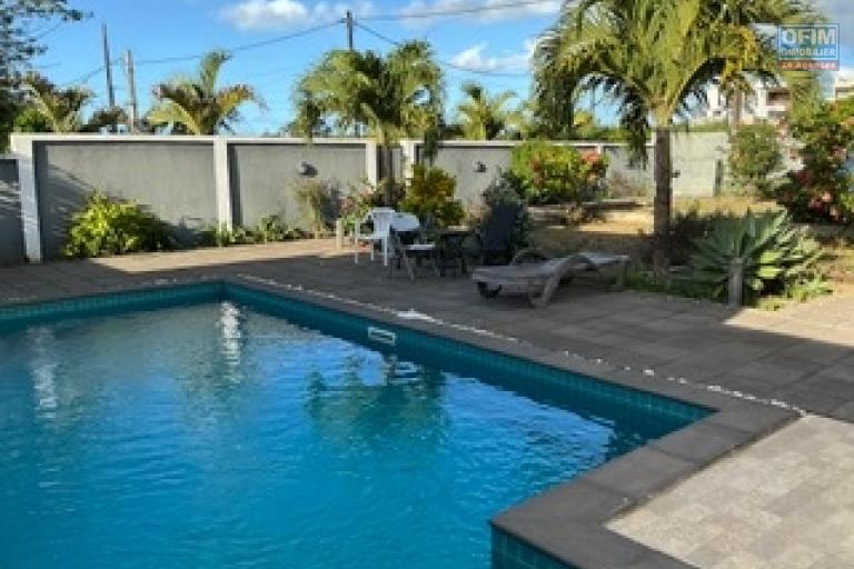 &Agrave; louer &ndash; Superbe appartement 3 chambres en suite avec piscine et jardin &agrave; Grand Baie