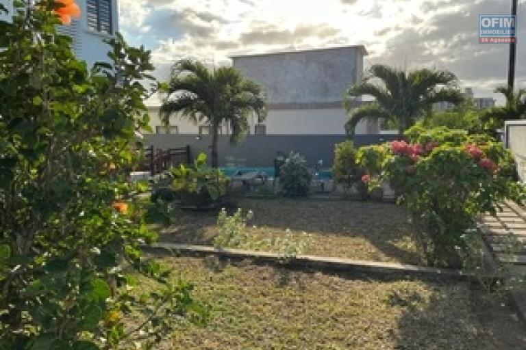 &Agrave; louer &ndash; Superbe appartement 3 chambres en suite avec piscine et jardin &agrave; Grand Baie