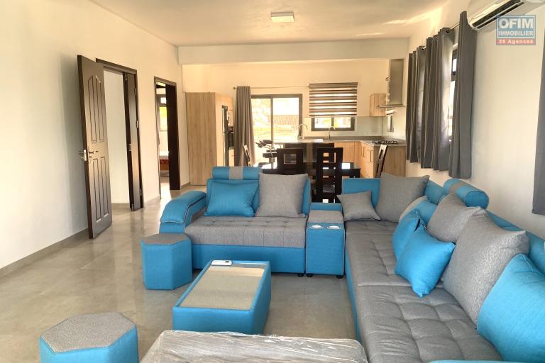 Flic en Flac &agrave; louer agr&eacute;able et r&eacute;cent appartement 2 chambres situ&eacute; aux deuxi&egrave;me et dernier &eacute;tages sans ascenseur au calme &agrave; 200 m de la plage