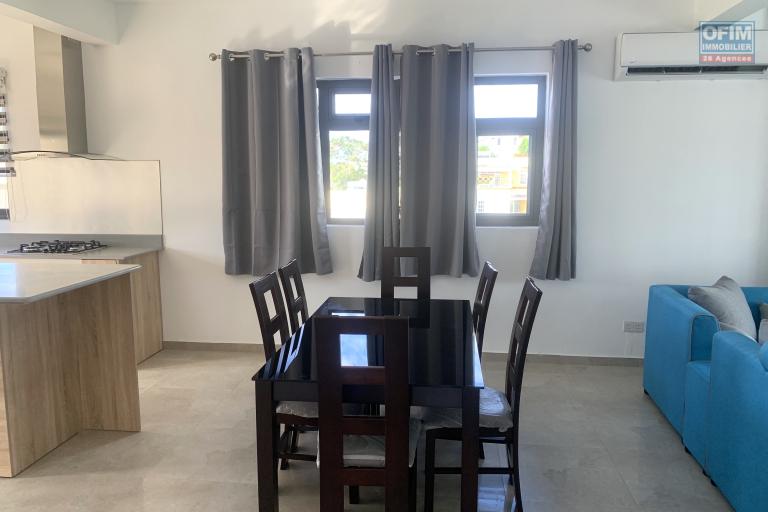 Flic en Flac &agrave; louer agr&eacute;able et r&eacute;cent appartement 2 chambres situ&eacute; aux deuxi&egrave;me et dernier &eacute;tages sans ascenseur au calme &agrave; 200 m de la plage