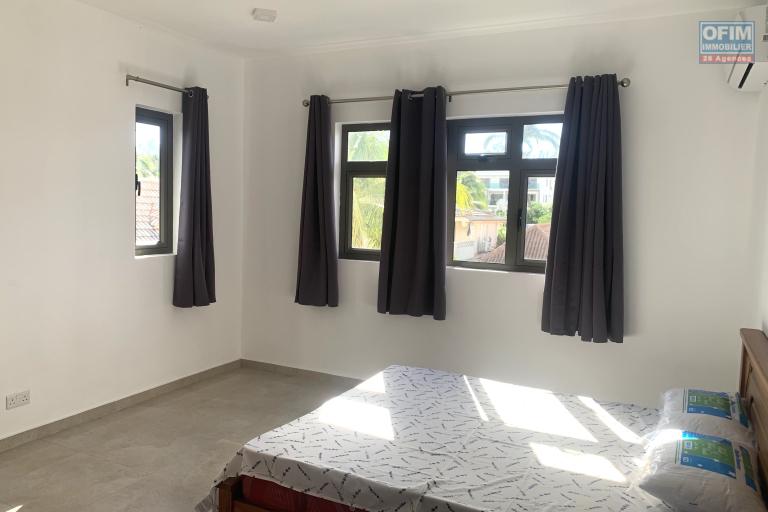 Flic en Flac &agrave; louer agr&eacute;able et r&eacute;cent appartement 2 chambres situ&eacute; aux deuxi&egrave;me et dernier &eacute;tages sans ascenseur au calme &agrave; 200 m de la plage