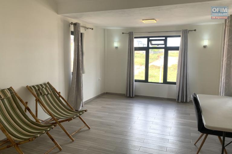 Flic En Flac &icirc;le Maurice &agrave; louer r&eacute;cente villa cinq chambres avec piscine et garage situ&eacute;e dans un morcellement s&eacute;curis&eacute; au calme.
