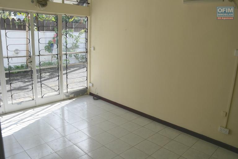 Vacoas ile Maurice &agrave; louer villa 6 chambres dans un quartier paisible proches des commerces.