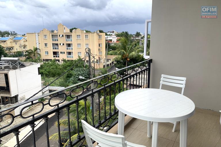 Flic en Flac Ile Maurice &agrave; louer appartement 2 chambres d&eacute;cor&eacute; avec go&ucirc;t situ&eacute; au troisi&egrave;me &eacute;tage avec piscine.