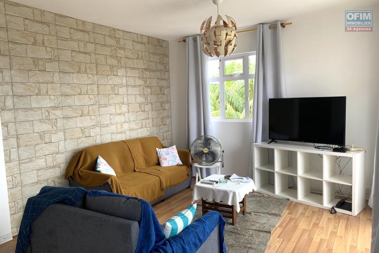 Flic en Flac Ile Maurice &agrave; louer appartement 2 chambres d&eacute;cor&eacute; avec go&ucirc;t situ&eacute; au troisi&egrave;me &eacute;tage avec piscine.
