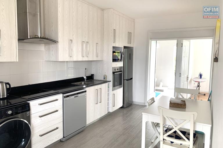 Flic en Flac Ile Maurice &agrave; louer appartement 2 chambres d&eacute;cor&eacute; avec go&ucirc;t situ&eacute; au troisi&egrave;me &eacute;tage avec piscine.