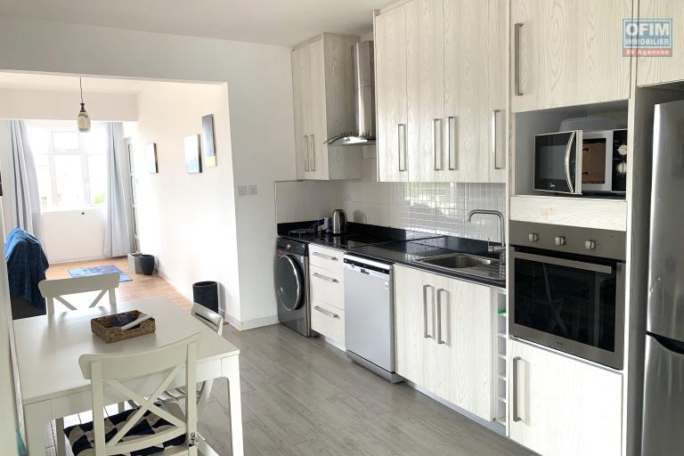 Flic en Flac Ile Maurice &agrave; louer appartement 2 chambres d&eacute;cor&eacute; avec go&ucirc;t situ&eacute; au troisi&egrave;me &eacute;tage avec piscine.