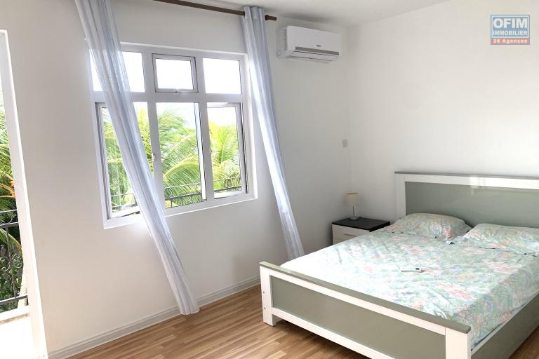 Flic en Flac Ile Maurice &agrave; louer appartement 2 chambres d&eacute;cor&eacute; avec go&ucirc;t situ&eacute; au troisi&egrave;me &eacute;tage avec piscine.