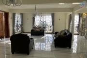 Quatre Bornes à vendre récente est immense Villa avec une vue époustouflante et qui possède quatre chambres, une piscine couverte et un garage.