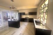 Quatre Bornes à vendre récente est immense Villa avec une vue époustouflante et qui possède quatre chambres, une piscine couverte et un garage.