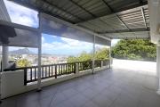 Quatre Bornes à louer récente est immense villa avec une vue époustouflante et qui possède quatre chambres, une piscine couverte et un garage.