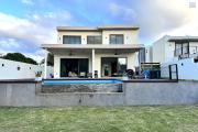  Flic en Flac Ile Maurice &agrave; vendre magnifique villa contemporaine r&eacute;cente avec piscine et vue nature