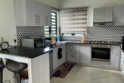 &Agrave; louer &ndash; Superbe appartement 3 chambres en suite avec piscine et jardin &agrave; Grand Baie