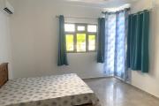 Flic en Flac &agrave; louer agr&eacute;able et r&eacute;cent appartement 2 chambres situ&eacute; aux deuxi&egrave;me et dernier &eacute;tages sans ascenseur au calme &agrave; 200 m de la plage