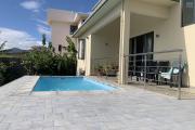 Flic En Flac &icirc;le Maurice &agrave; louer r&eacute;cente villa cinq chambres avec piscine et garage situ&eacute;e dans un morcellement s&eacute;curis&eacute; au calme.