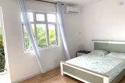 Flic en Flac Ile Maurice &agrave; louer appartement 2 chambres d&eacute;cor&eacute; avec go&ucirc;t situ&eacute; au troisi&egrave;me &eacute;tage avec piscine.