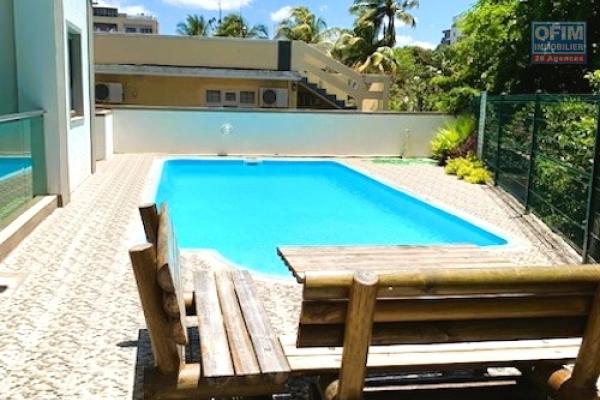 &Agrave; vendre appartement 3 chambres au dernier &eacute;tage avec jacuzzi et vue d&eacute;gag&eacute;e Flic en Flac ile Maurice vue imprenable &bull; ascenseur &bull; &agrave; quelques pas de la plage