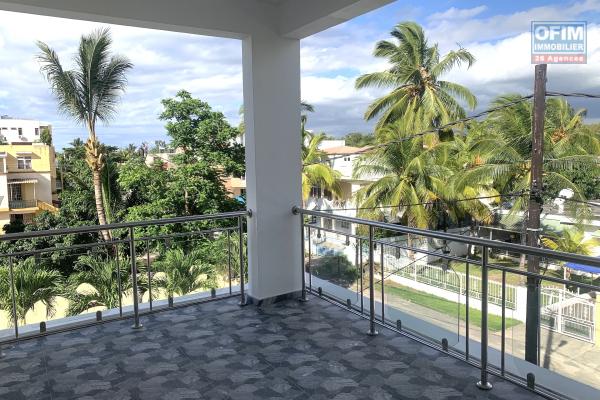 Flic en Flac &agrave; louer agr&eacute;able et r&eacute;cent appartement 2 chambres situ&eacute; aux deuxi&egrave;me et dernier &eacute;tages sans ascenseur au calme &agrave; 200 m de la plage