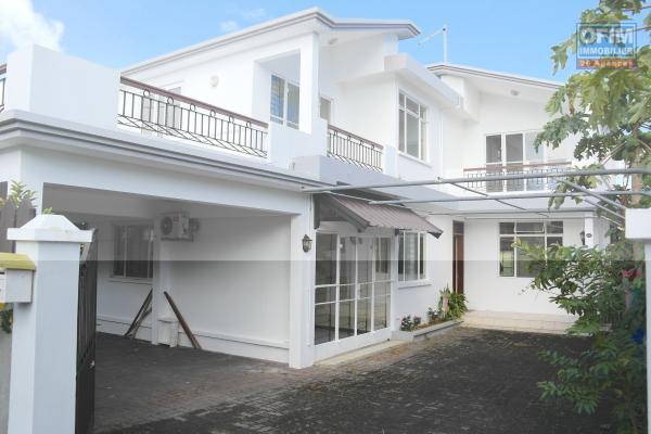 Vacoas ile Maurice &agrave; louer villa 6 chambres dans un quartier paisible proches des commerces.