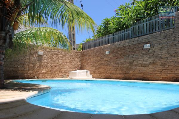 Flic en Flac Ile Maurice &agrave; louer appartement 2 chambres d&eacute;cor&eacute; avec go&ucirc;t situ&eacute; au troisi&egrave;me &eacute;tage avec piscine.